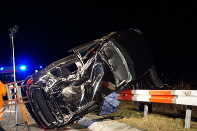 Jettingen: PKW schanzt ueber Kreisverkehr und bleibt auf der Leitplanke stehen!
